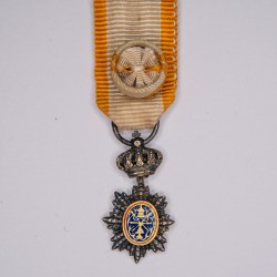 Médaille miniature d’officier de l’Ordre Royal du Cambodge, en vermeil ciselé et émail.