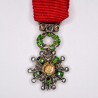 Médaille miniature de la légion d’honneur avec diamants et émeraudes.