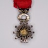 Médaille miniature de la légion d’honneur avec diamants et émeraudes.