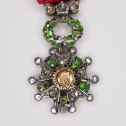 Médaille miniature de la légion d’honneur avec diamants et émeraudes.