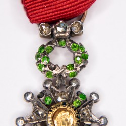 Médaille miniature de la légion d’honneur avec diamants et émeraudes.