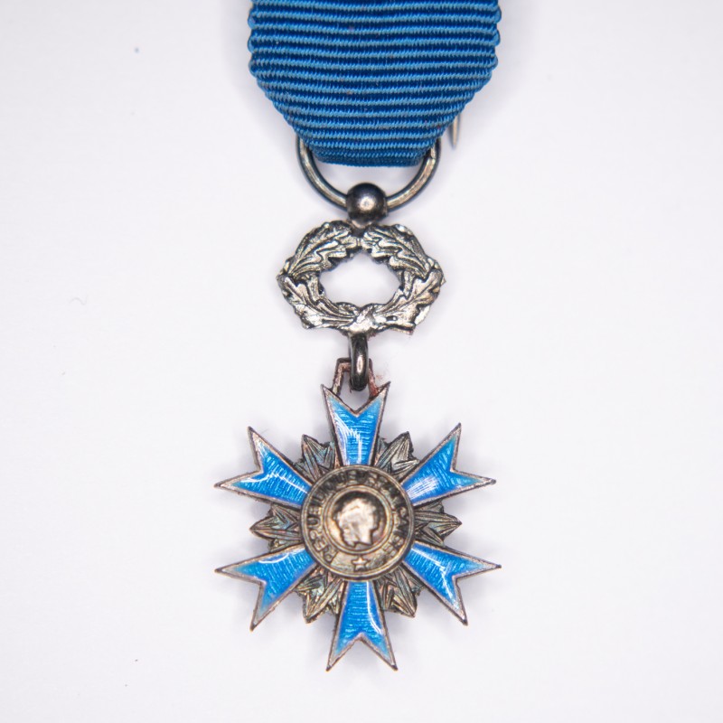 Médaille miniature de l'ordre du mérite national avec ruban et épingle.