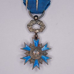 Médaille miniature de l'ordre du mérite national avec ruban et épingle.