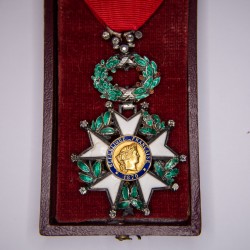 Rare médaille de l’ordre de la Légion d’Honneur modèle bijoutier bombé, en relief avec 15 diamants.