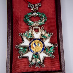 Rare médaille de l’ordre de la Légion d’Honneur modèle bijoutier bombé, en relief avec 15 diamants.