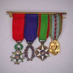 Petite brochette de miniature comportant :  médaille de la légion d’honneur