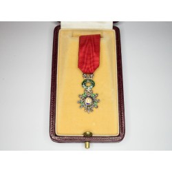 Médaille miniature de la légion d'honneur ornée de diamants, or, argent.  Dans sa boite de la maison G. LEMAITRE