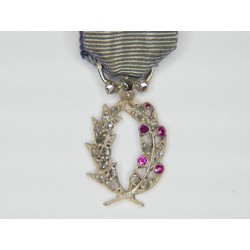 Médaille miniature des palmes académiques sertie de diamants et rubis, avec son ruban.