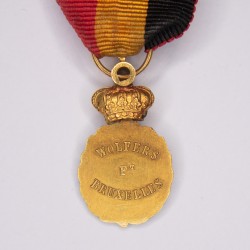 Rare et belle médaille d’officier du travail Belge en Or avec un diamant.