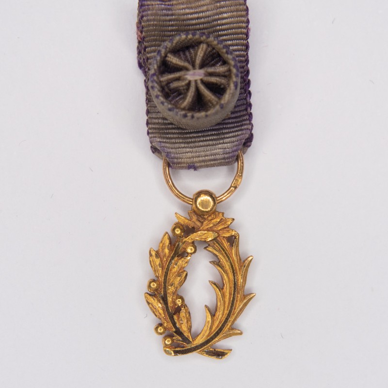 Médaille d'officier des palmes académiques en or.