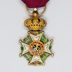 Belgique. Belle médaille miniature de l’ordre de Léopold en or et émail.