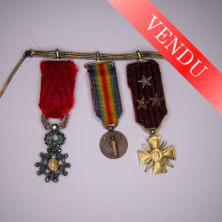 Chainette de médaille miniatures, dont croix de guerre en or.