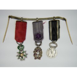 Chaînette de miniatures comprenant une médaille de la légion d’honneur, palmes académiques et médaille de la mutualité.