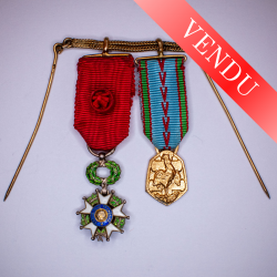 Chainette de miniature avec médaille de légion d’honneur d’officier et médaille commémorative de la Guerre de 1939 - 1945.