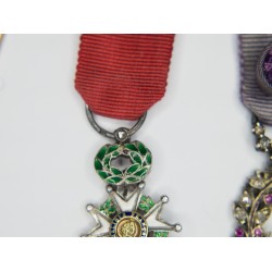 Chaînette de miniatures comprenant une médaille de la légion d’honneur, palmes académiques et médaille de la mutualité.