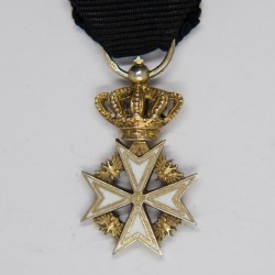 Croix de malte en miniature, aigles bicéphale russe entres les branches, surmonté d’une couronne.