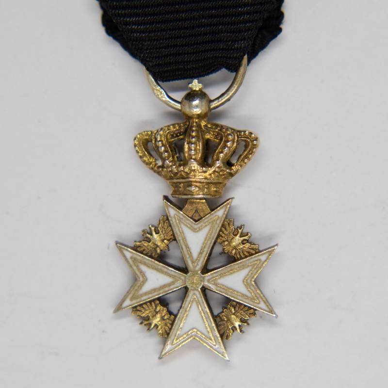 Croix de malte en miniature, aigles bicéphale russe entres les branches, surmonté d’une couronne. Croix de malte en miniature, aigles bicéphale russe entres les branches, surmonté d’une couronne.