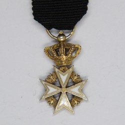 Croix de malte en miniature, aigles bicéphale russe entres les branches, surmonté d’une couronne.