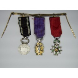 Chaînette de miniatures comprenant une médaille de la légion d’honneur, palmes académiques et médaille de la mutualité.