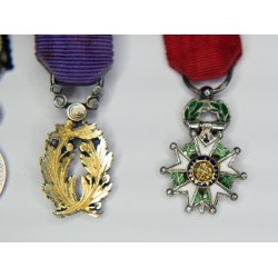 Chaînette de miniatures comprenant une médaille de la légion d’honneur, palmes académiques et médaille de la mutualité.