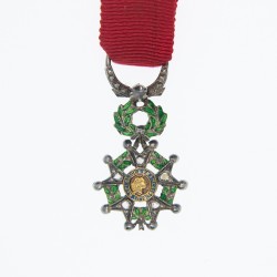 Médaille miniature de la légion d'honneur sertie de brillants.