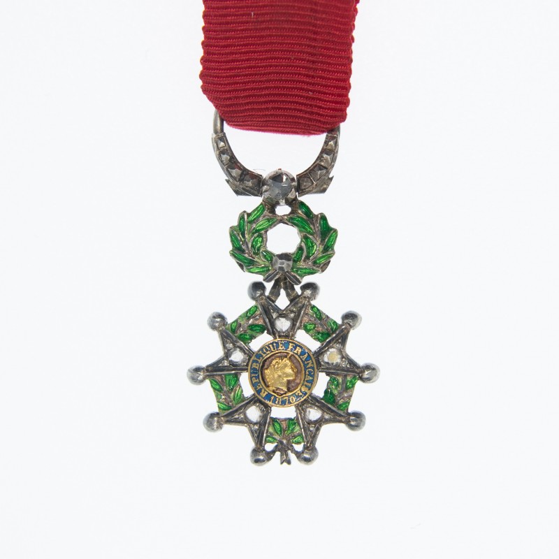 Médaille miniature de la légion d'honneur sertie de brillants.