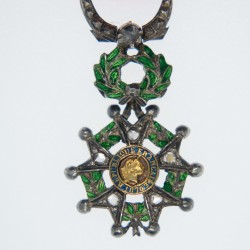 Médaille miniature de la légion d'honneur sertie de brillants.