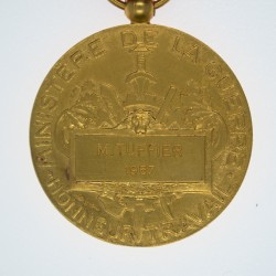 Rare médaille en or du travail du ministère de la guerre.