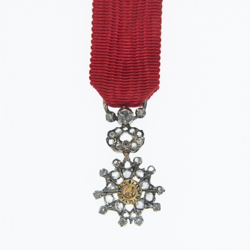 Belle médaille de la légion d'honneur complètement orné de diamants, en miniature.