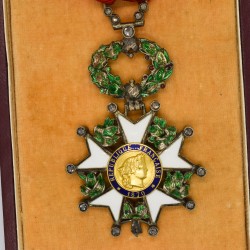 Médaille de luxe à fort relief d’officier de la légion d'honneur d'époque IIIème république avec diamants.