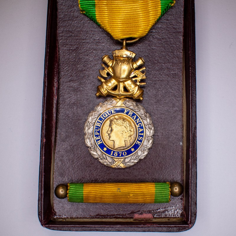 Médaille militaire, avec son ruban.