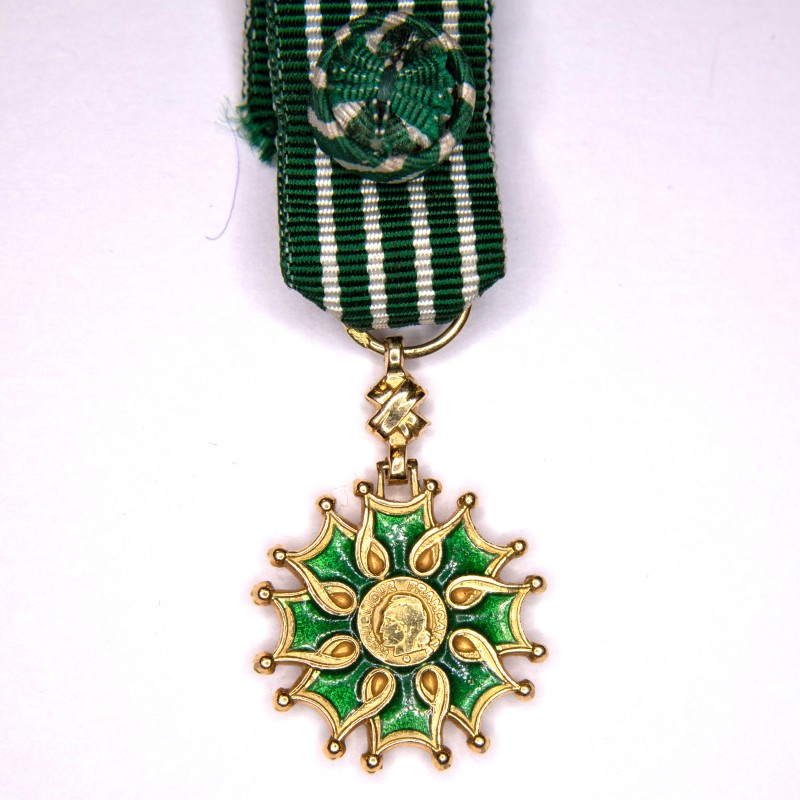 Très rare médaille miniature d’officier de l'ordre des arts et des lettres en or.