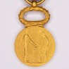 Médaille miniature d'officier de l'ordre des sociétés de secours mutuels en or.