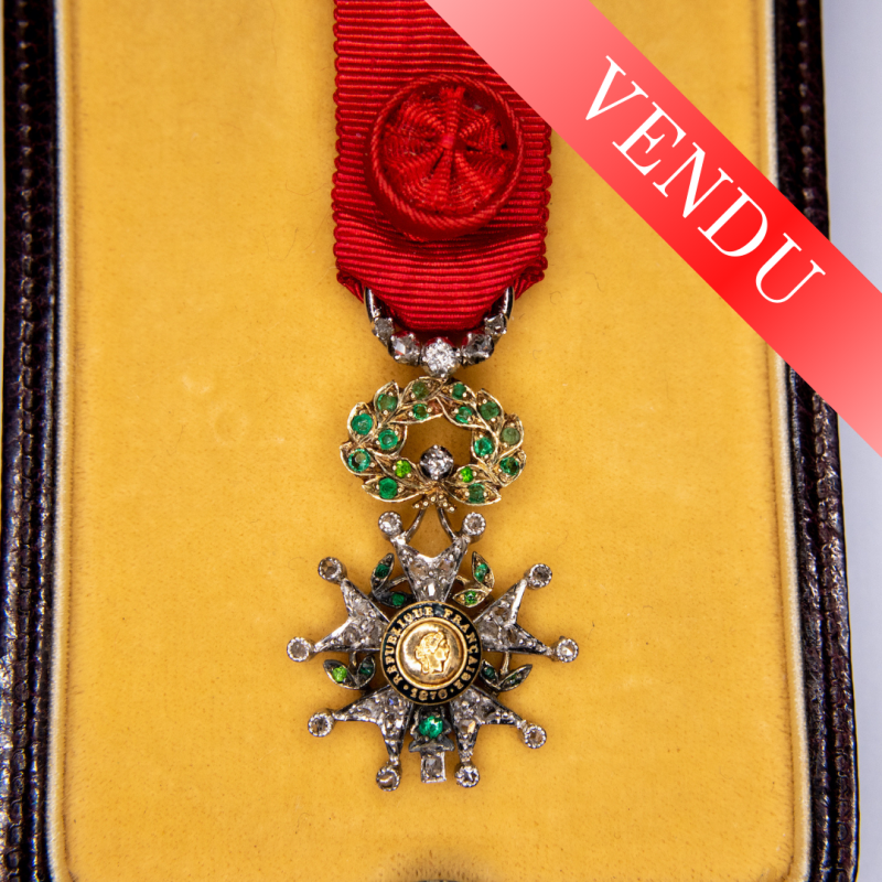 Superb miniature officer's medal of the Legion of Honor in gold and platinum, with diamonds and emeralds.