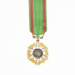 Médaille miniature en or du mérite agricole, avec trois diamants.