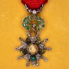 Superb miniature officer's medal of the Legion of Honor in gold and platinum, with diamonds and emeralds.