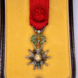 Superb miniature officer's medal of the Legion of Honor in gold and platinum, with diamonds and emeralds.